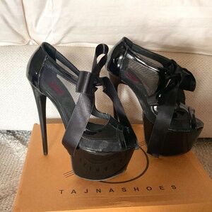 TajnaClub Black Patent leather Bow Tie Platform Heals New in Box